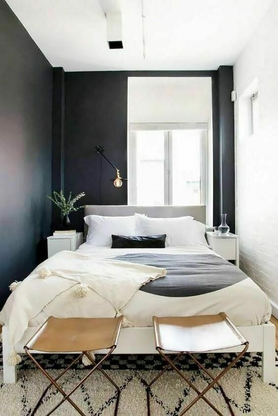 mała sypialnia z czarnymi ścianami w stylu minimalistycznym