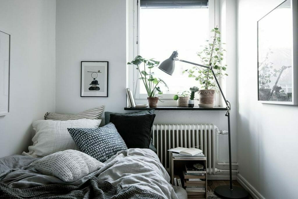 niewielka sypialnia w stylu minimalistycznym