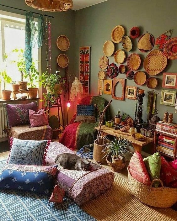 kolorowy salon z pufami i poduszkami etniczne wzory roślinne motywy