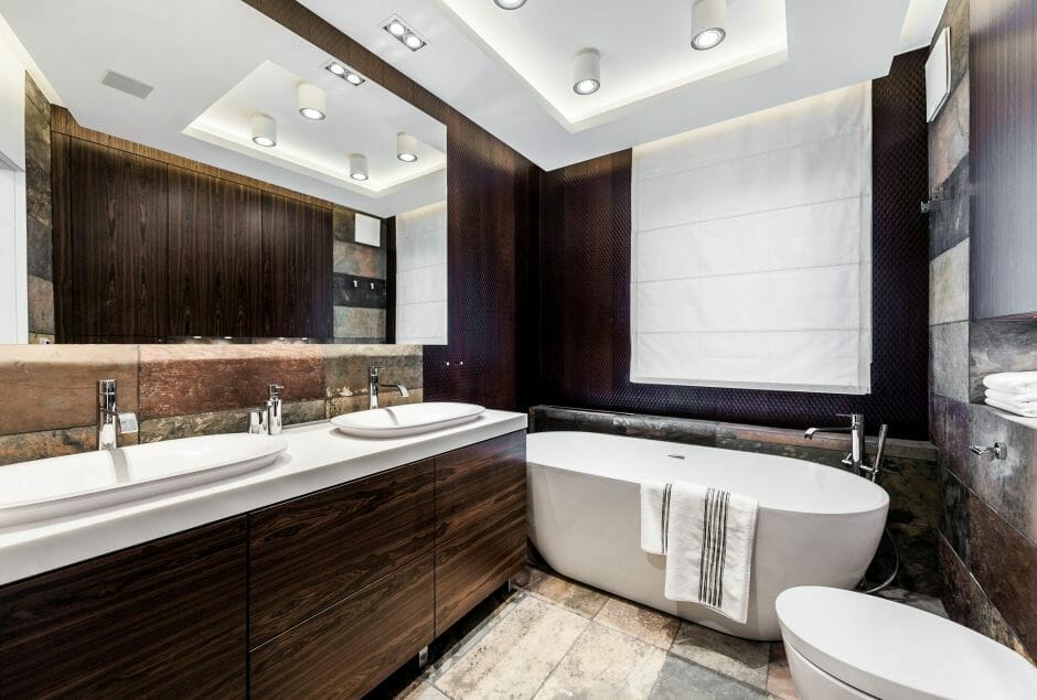 brązowa luksusowa łazienka w stylu rustykalnym