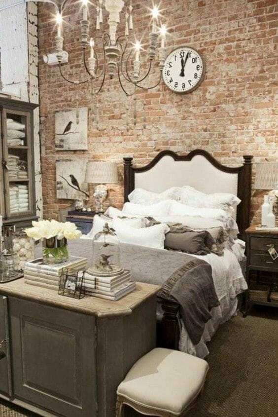 sypialnia z klasycznym zagłówkiem i ceglaną ścianą