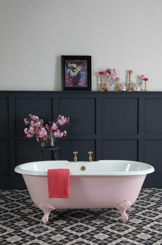 stylowa różowa wanna wolnostojąca czarna łazienka modna łazienka