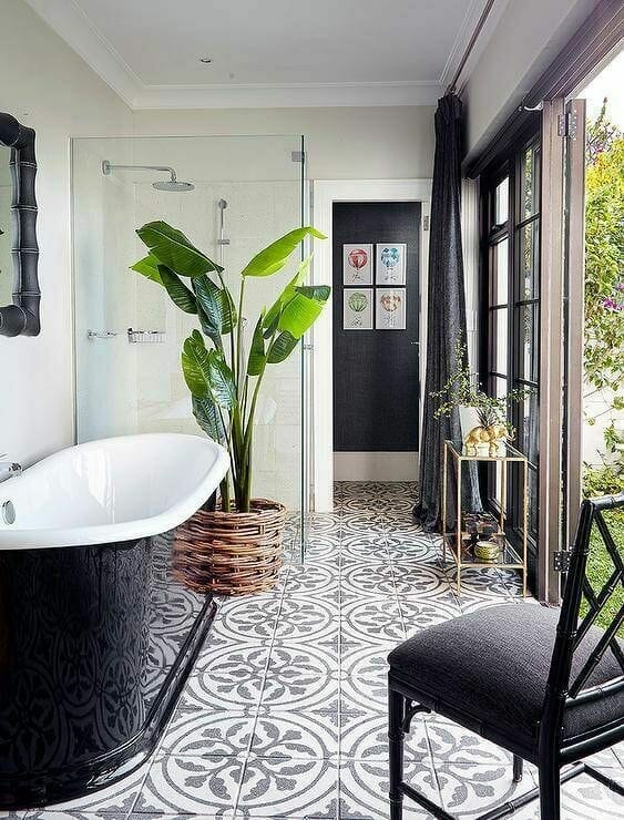 czarno biała łazienka z wanną wolnostojącą i rośliną tropikalną palma w łazience