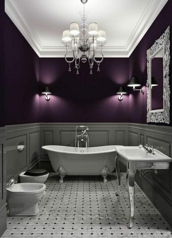 łazienka w stylu glamour fioletowa ze srebrnymi dodatkami i bateriami