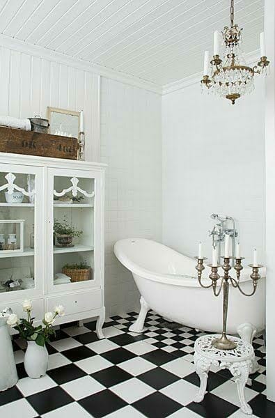 łazienka w stylu glamour wanna wolnostojąca żyrandol w łazience styl rustykalny