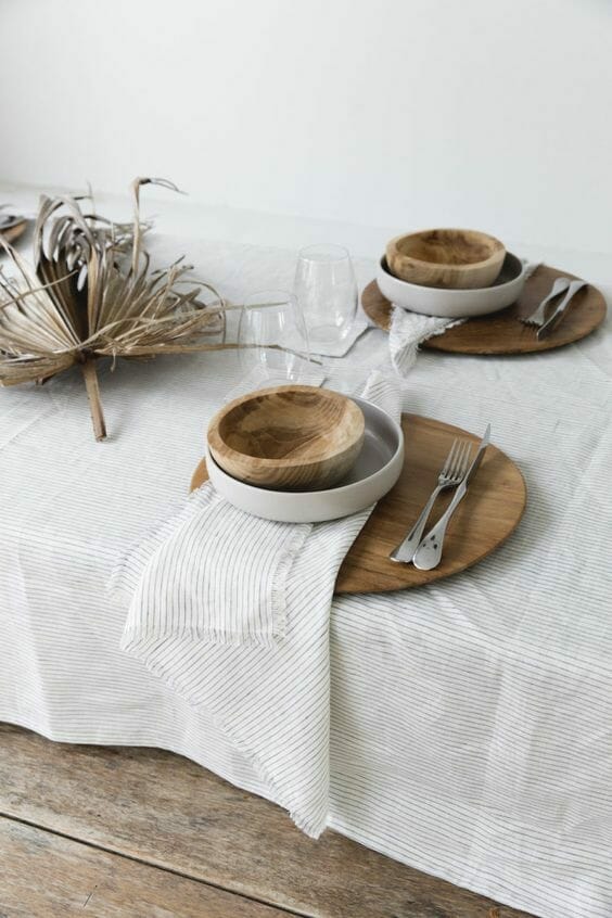 rustykalny stół z drewnianą miską i podkładką