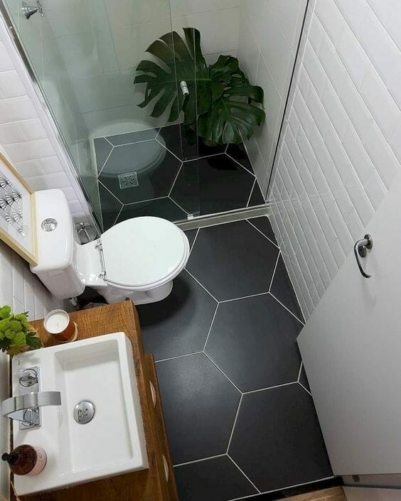 łazienka biała czarne płytki heksagonalne monstera, remont łazienki