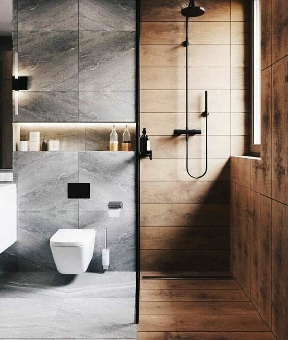 łazienka w szarym marmurze z płytkami jak drewno pod prysznicem z czarną baterią