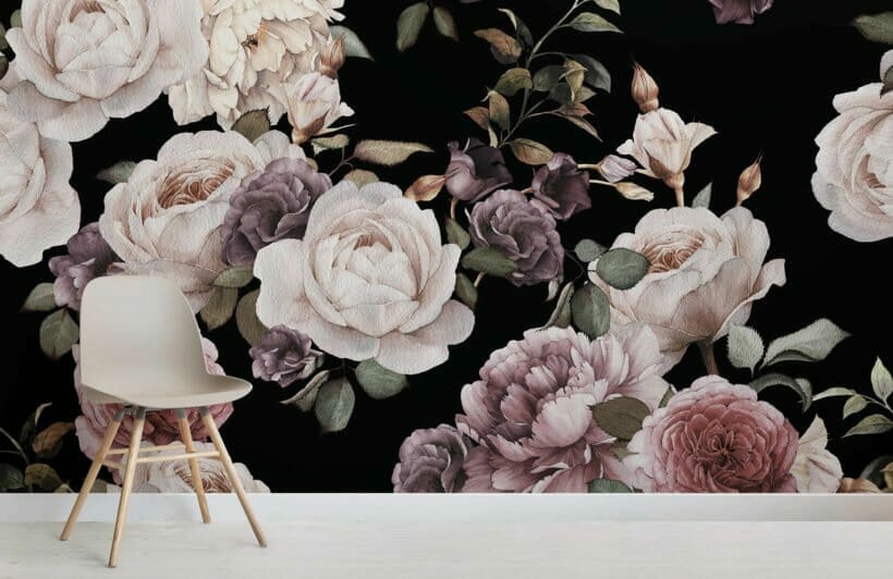 tapety w kwiaty, jasnoróżowe róże na tle beżowego krzesła