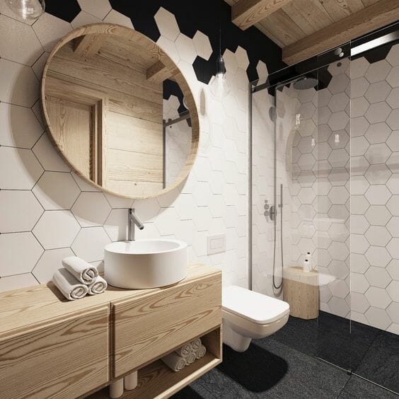 Mała łazienka w bloku kafelki heksagonalne biel drewno czerń