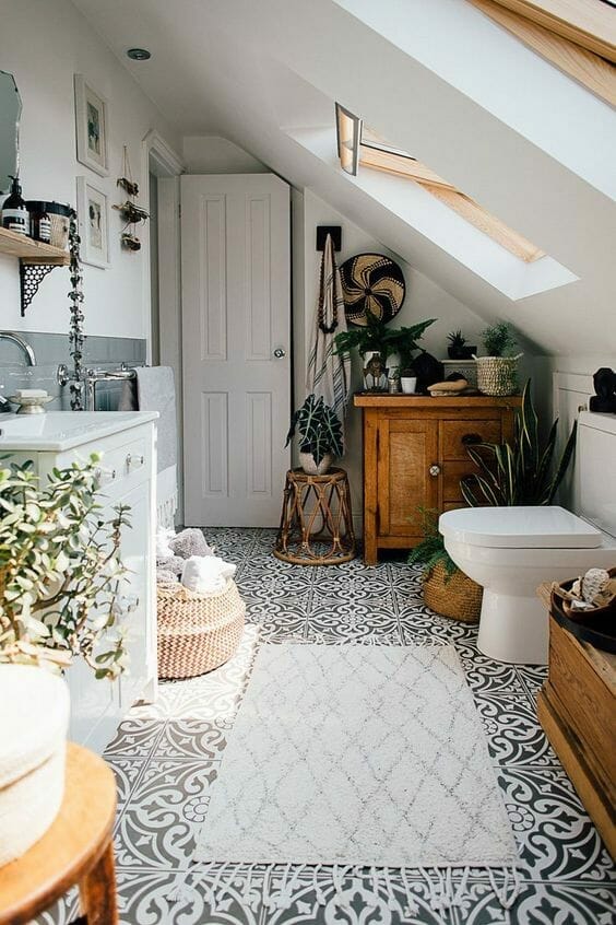 rośliny w szarej łazience różne gatunki kafelki podłogowe w szaro-biały ornament z wiklinowymi i drewnianymi dodatkami