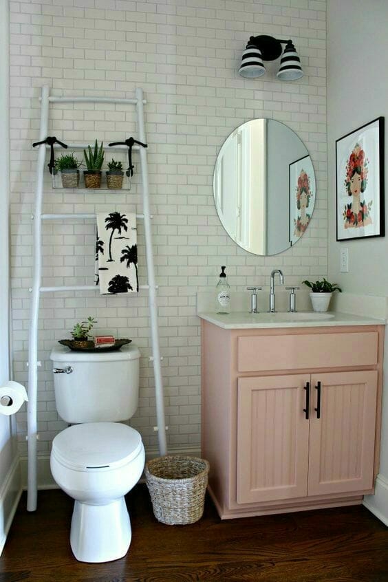 łazienka biała różowe meble marmurowy zlew drabina nad toaletą, tani remont łazienki