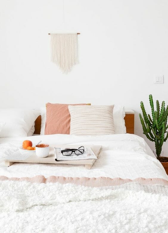 biała sypialnia kaktus w doniczce pastelowe dodatki makrama