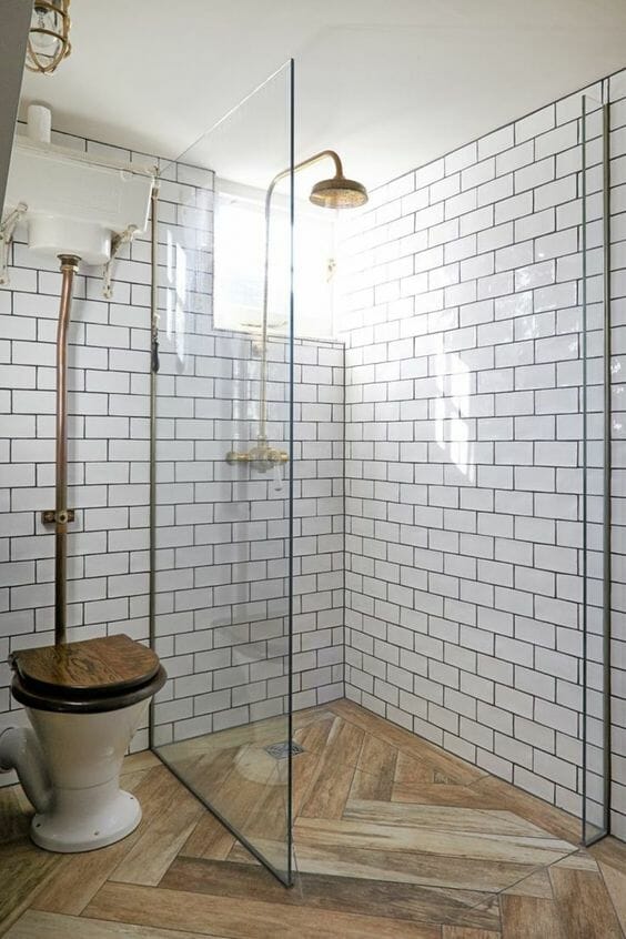 biała łazienka retro złote dodatki prysznic