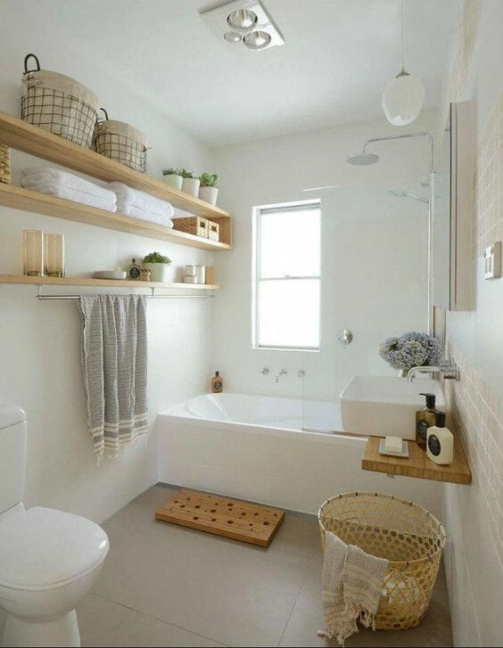 łazienka w drewnie z półkami i wiklinowym koszem