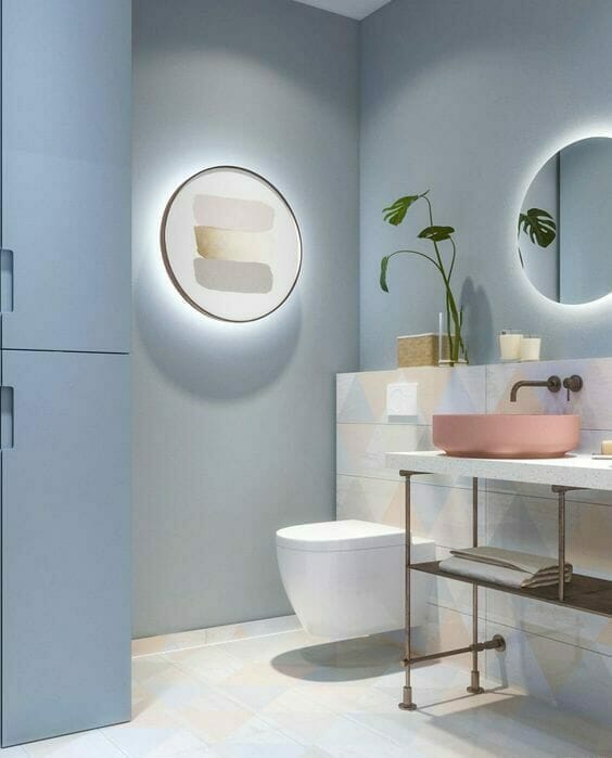 nowoczesna niebieska łazienka z okrągłym lustrem i podświetleniem led