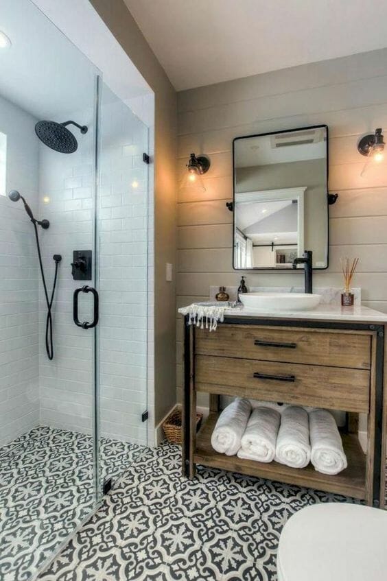 łazienka w drewnie z ceramicznymi płytkami