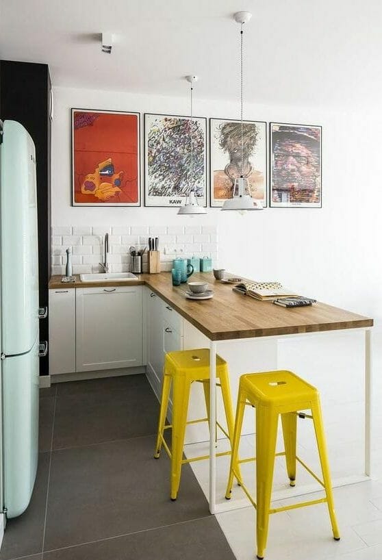 kuchnia nowoczesna biało czarno szara żółte stołki barowe grafiki w ramkach