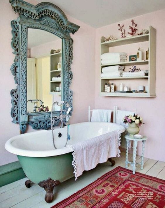 różowa łazienka z zieloną wanną vintage stara bateria lustro w niebieskiej ramie