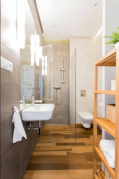 łazienka w drewnie płytki drewnopodobne