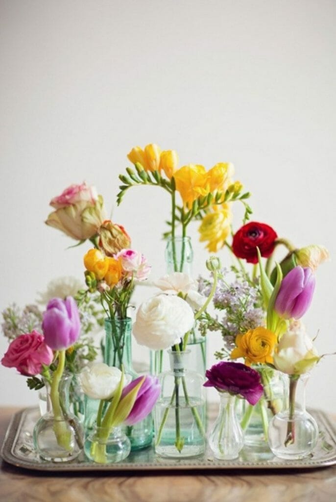 aranżacja z wiosennych kwiatów w małych byteleczkach, róża, tulipan, aster, frezja, konwalie