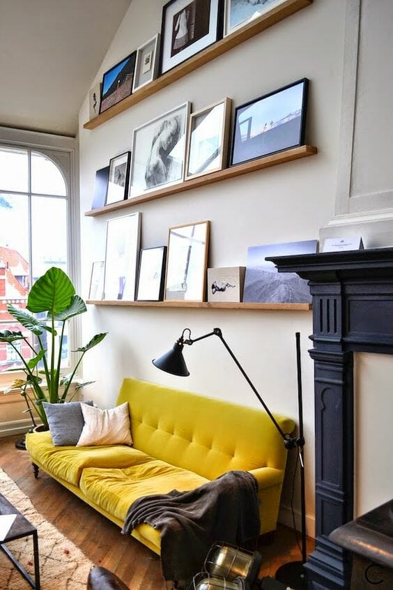 mały salon aranżacje z żółtą kanapą