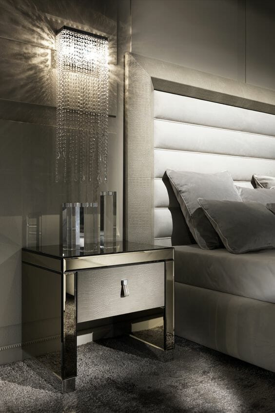 srebrna ściana w sypialni kinkiety kryształowe